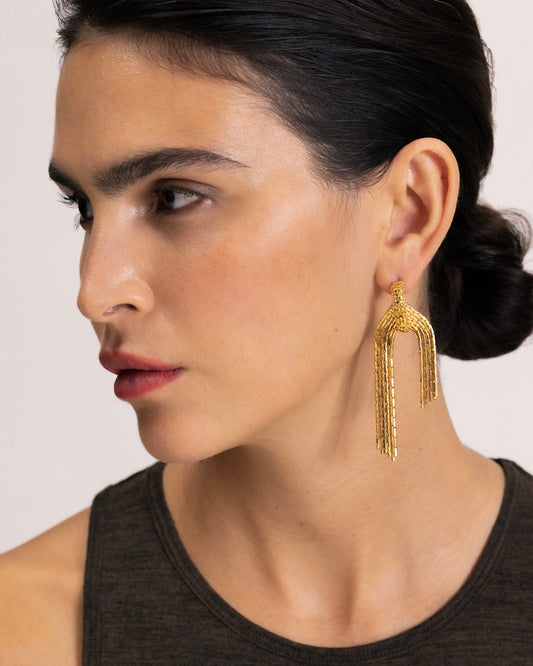 Hoop earrings with detachable falling chains