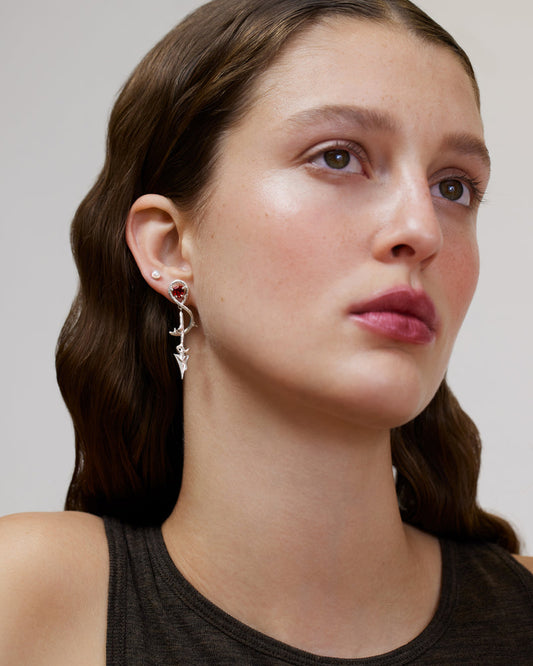 Asymmetric stud earrings with heart-shaped garnet and dangling arrow