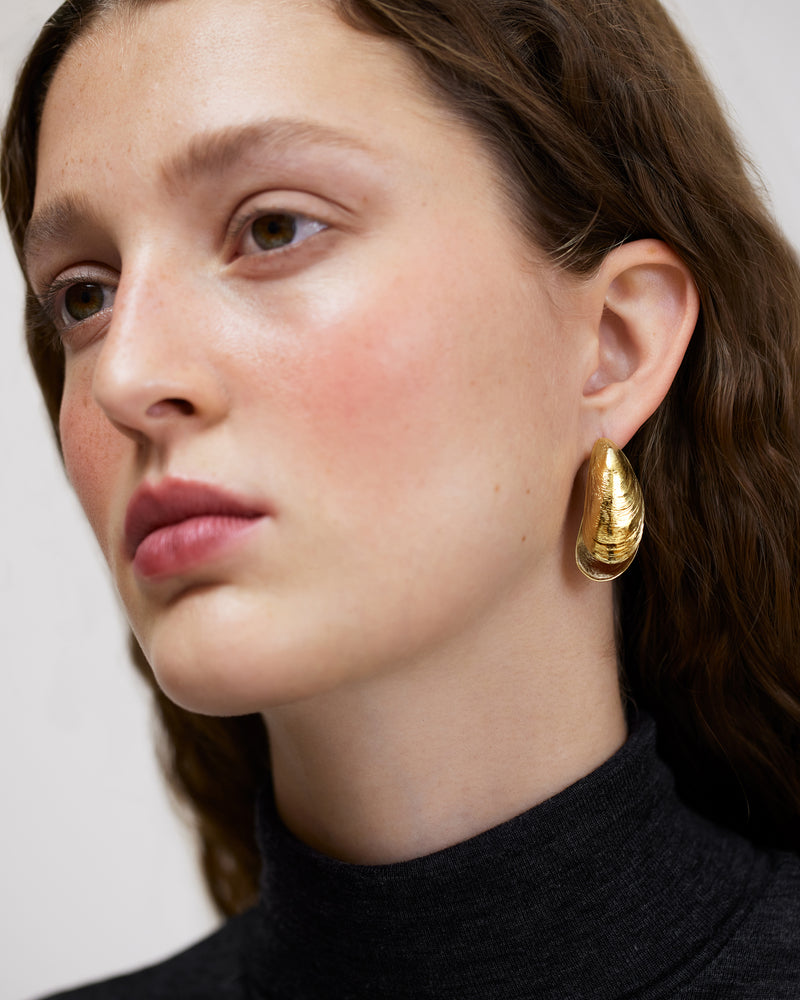 Stud earrings with double-sided mussel