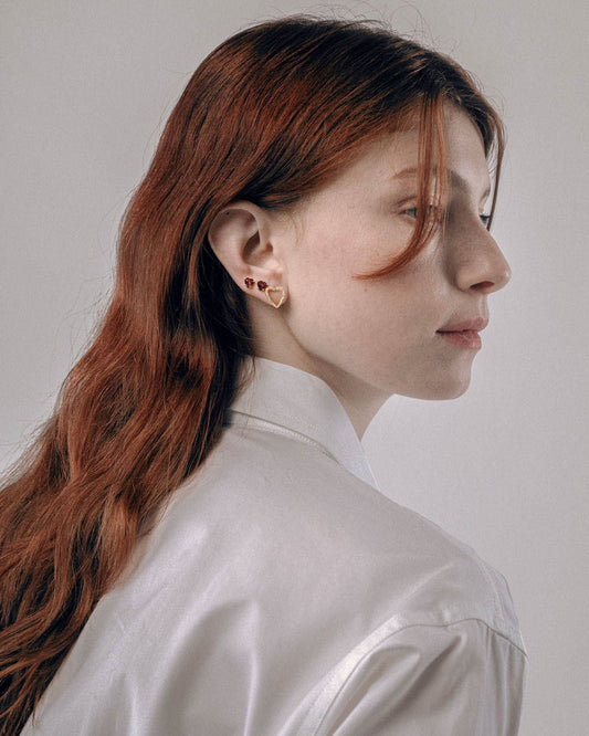 Stud earrings with heart-shaped garnet in silver