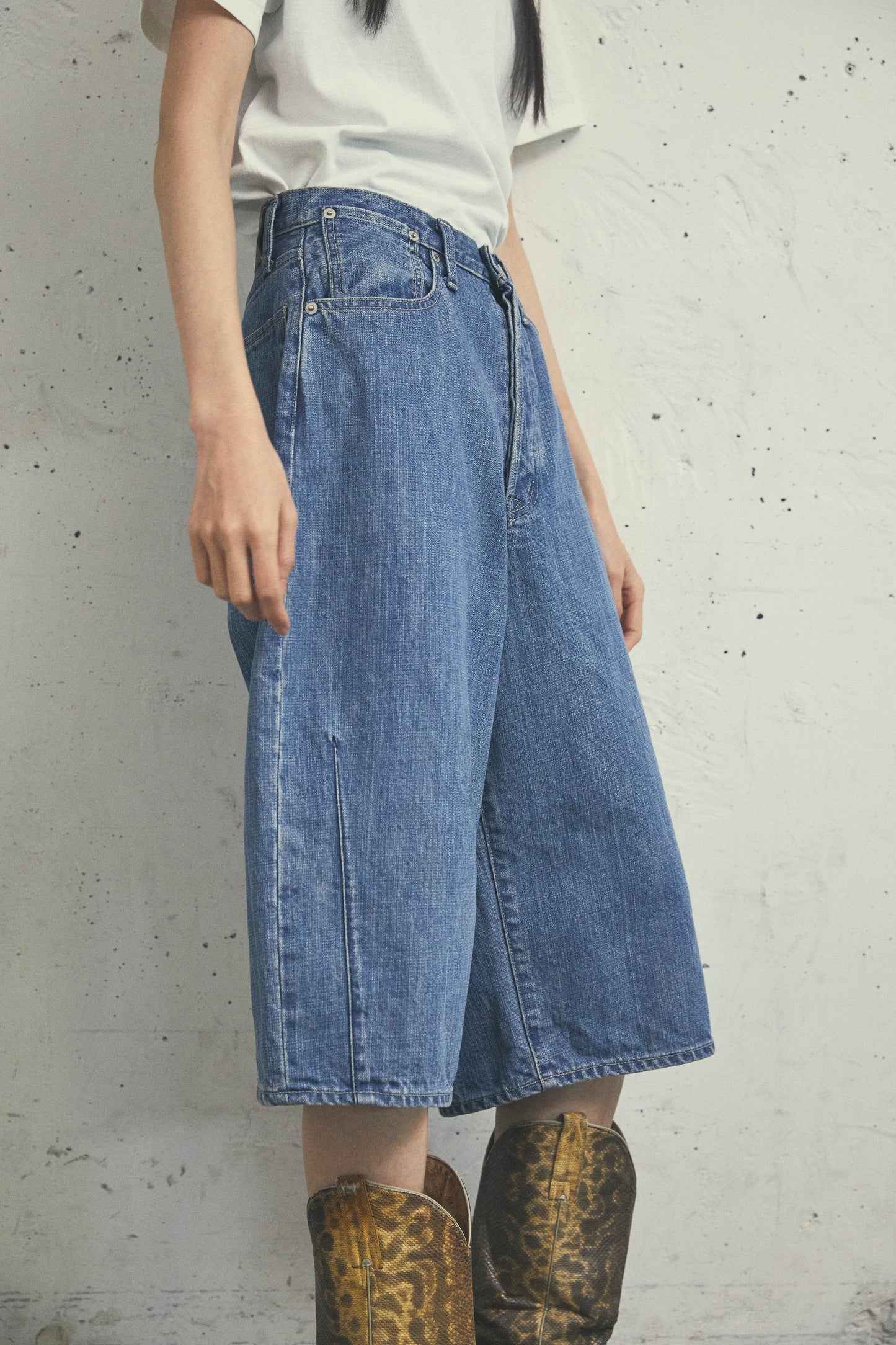 WIDE SPREAD CROPPED SHORTS faded indigo
