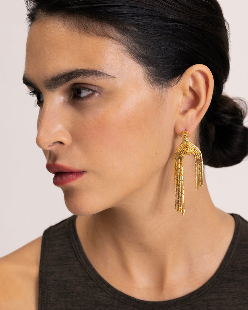 Hoop earrings with detachable falling chains