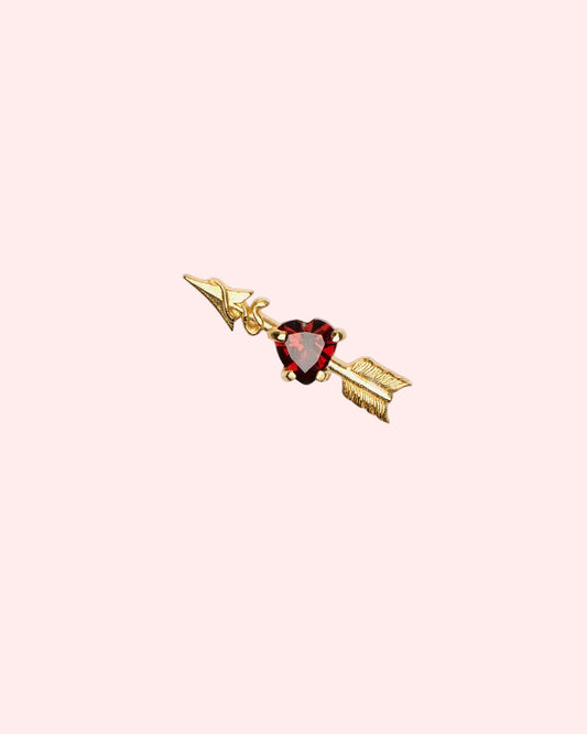 Single stud earring with heart-shaped garnet and removable arrow