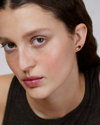 Single stud earring with heart-shaped garnet and removable arrow