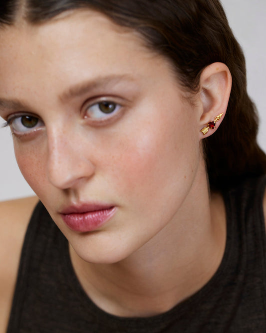 Single stud earring with heart-shaped garnet and removable arrow