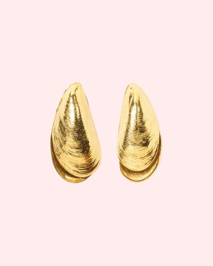 Stud earrings with double-sided mussel