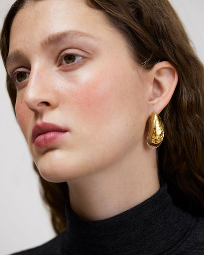 Stud earrings with double-sided mussel