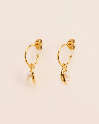 Hoops with leaf and pearl in silver