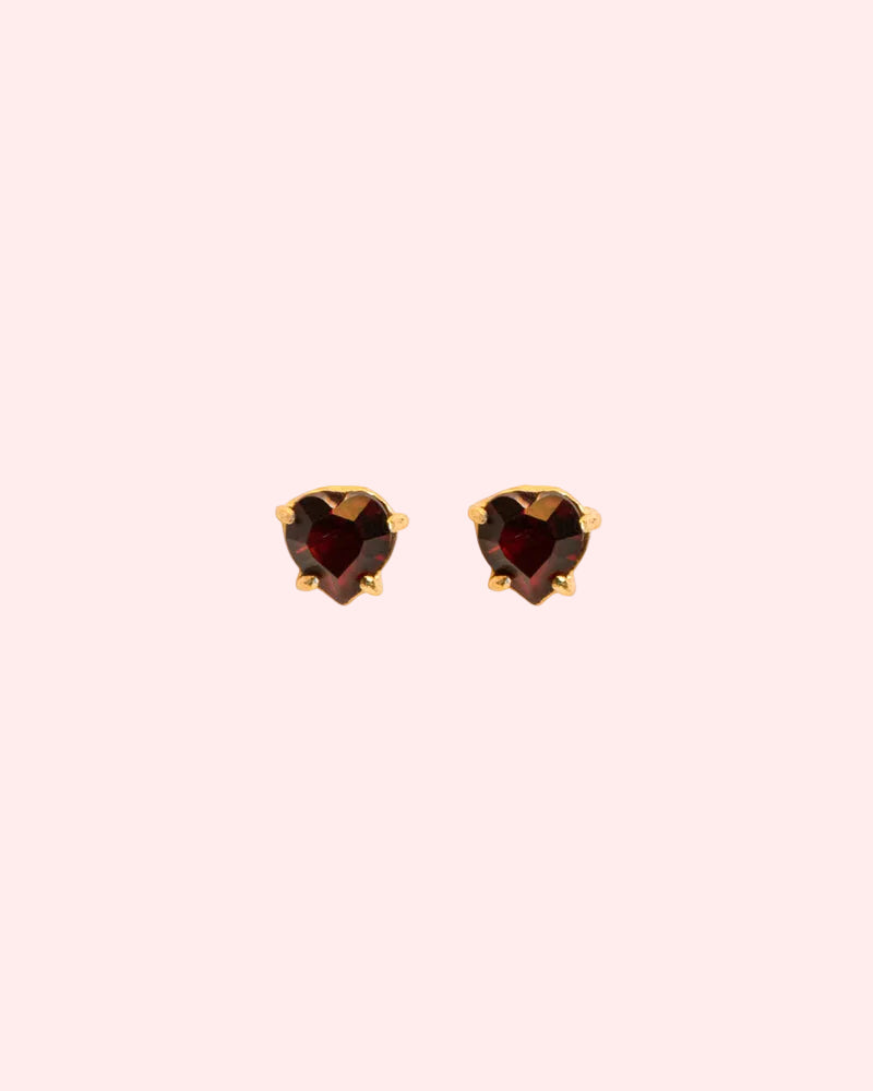 Stud earrings with heart-shaped garnet in silver