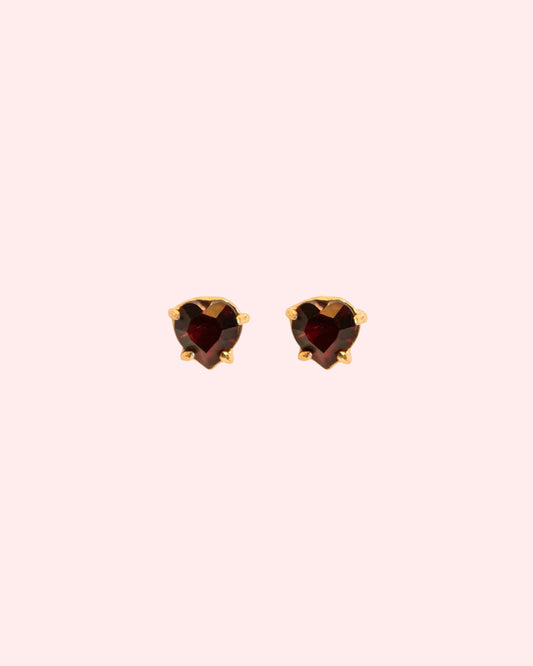 Stud earrings with heart-shaped garnet in silver