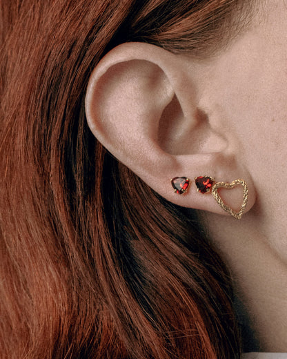 Stud earrings with heart-shaped garnet in silver