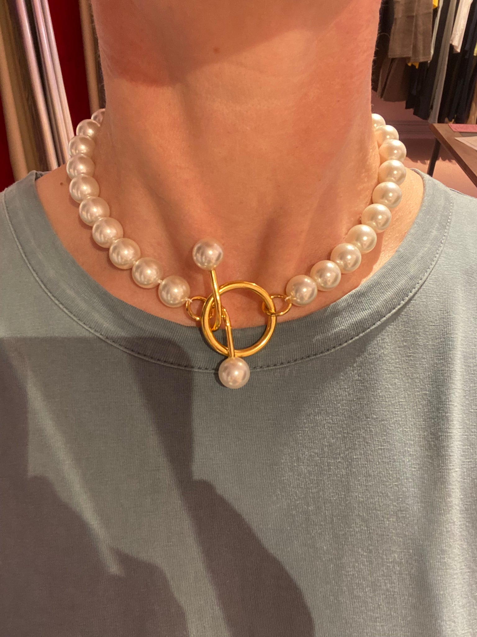 Pearl necklace with T-clasp in gold plated silver