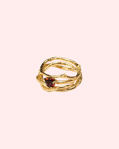 Thorned ring ensemble with heart-shaped garnet