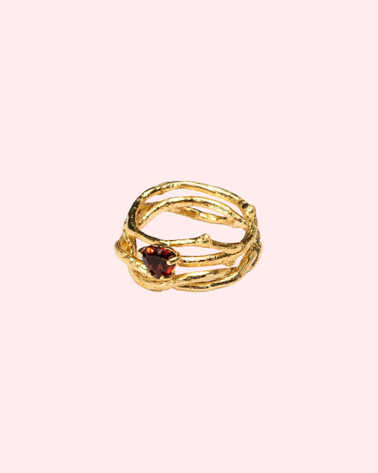 Thorned ring ensemble with heart-shaped garnet