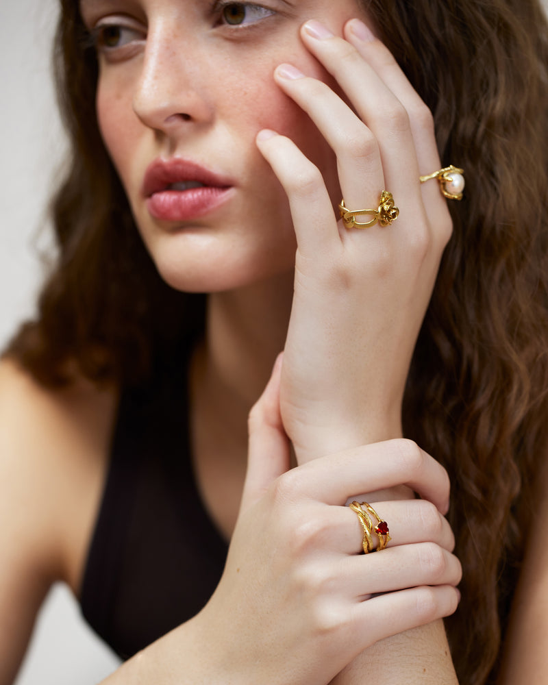 Thorned ring ensemble with heart-shaped garnet