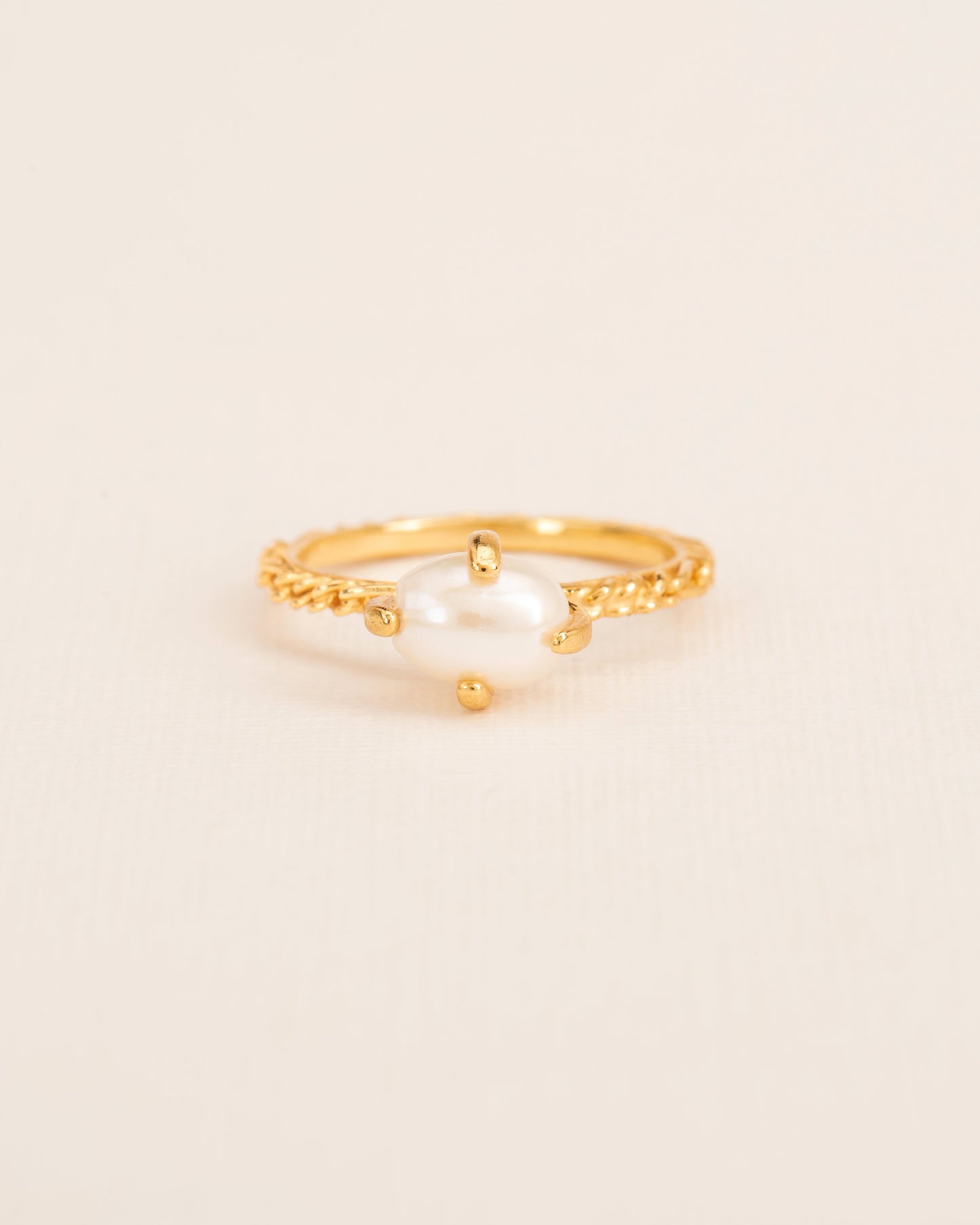 Ring with 'Chapters' texture and freshwater pearl in gold-plated silver