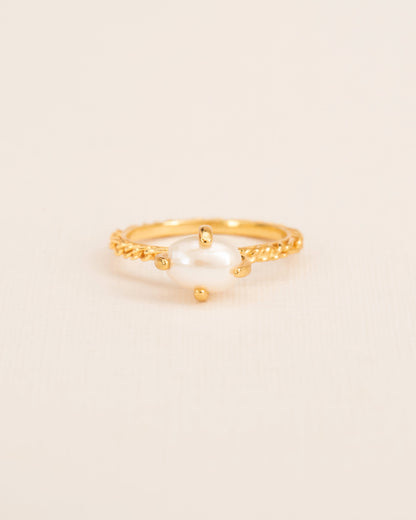 Ring with 'Chapters' texture and freshwater pearl in gold-plated silver