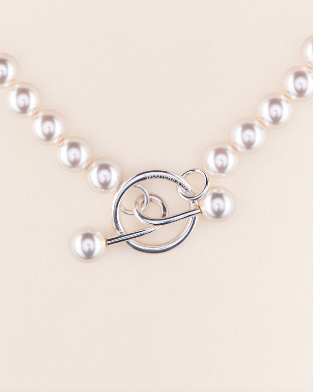 Pearl necklace with T-clasp in silver detail