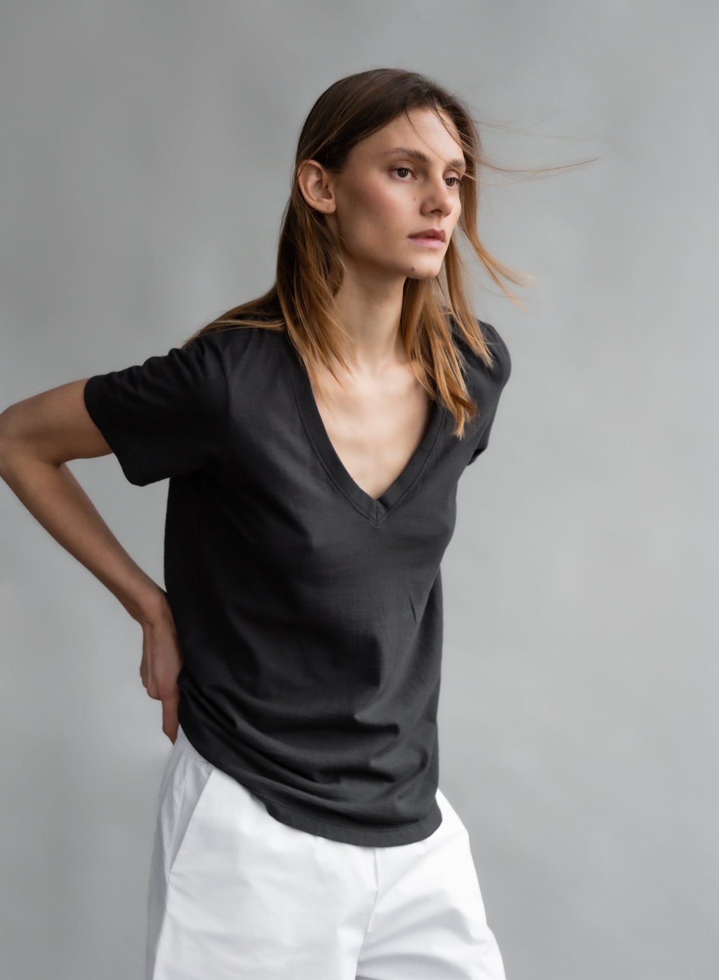 v-neck t-shirt The Stella Pitch Black