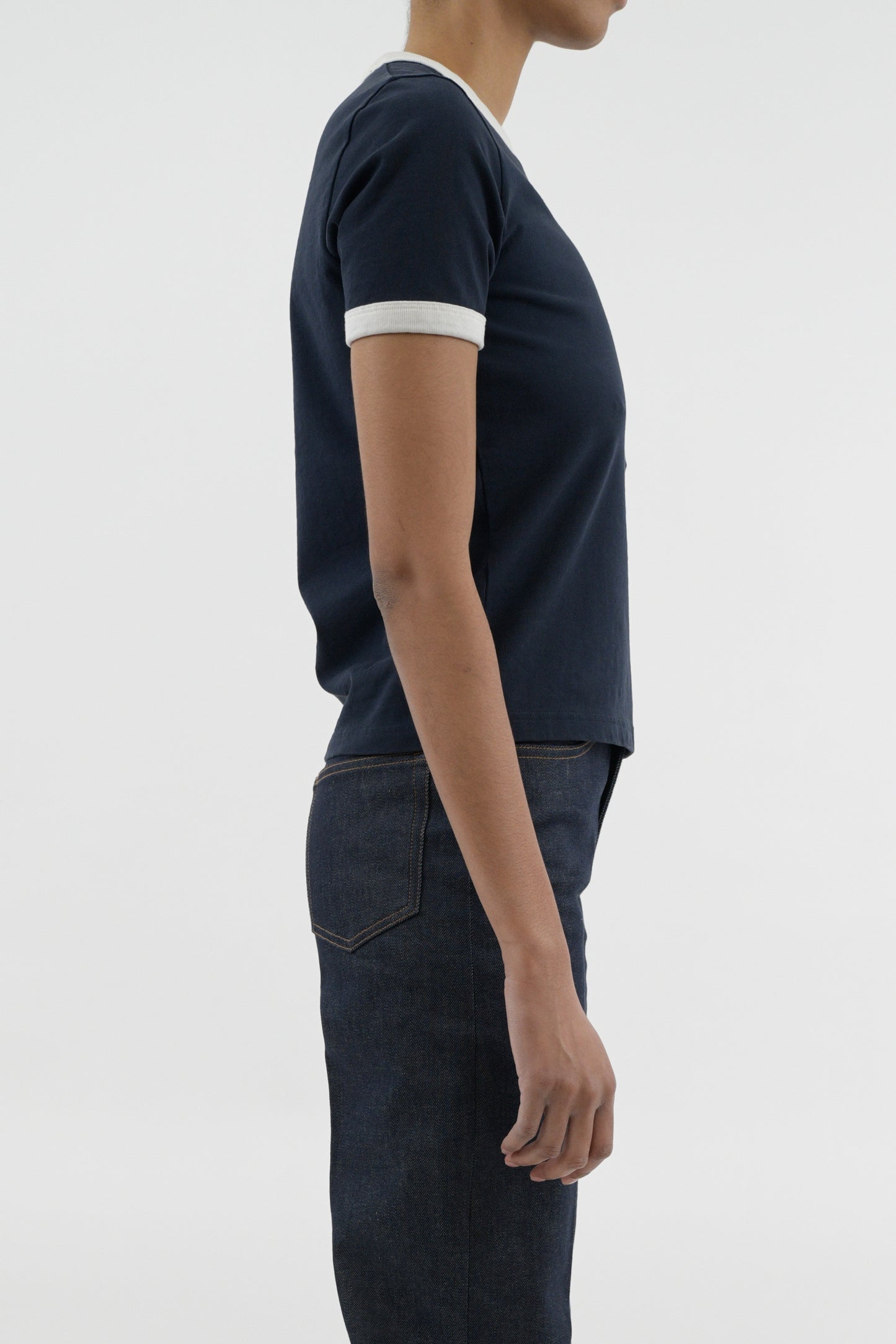 T-SHIRT CROP MANCHE COURTE CONTRASTÉ