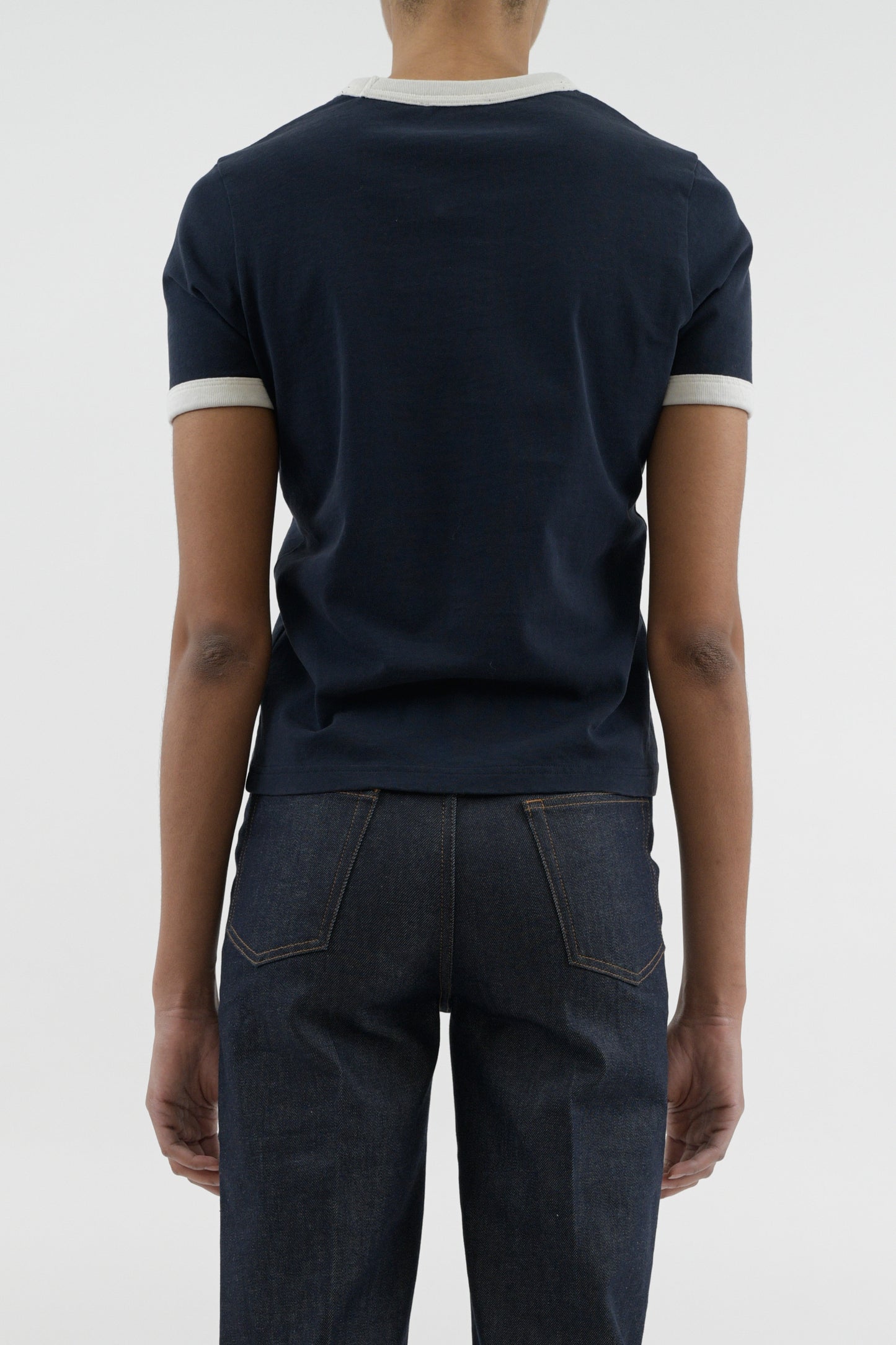 T-SHIRT CROP MANCHE COURTE CONTRASTÉ