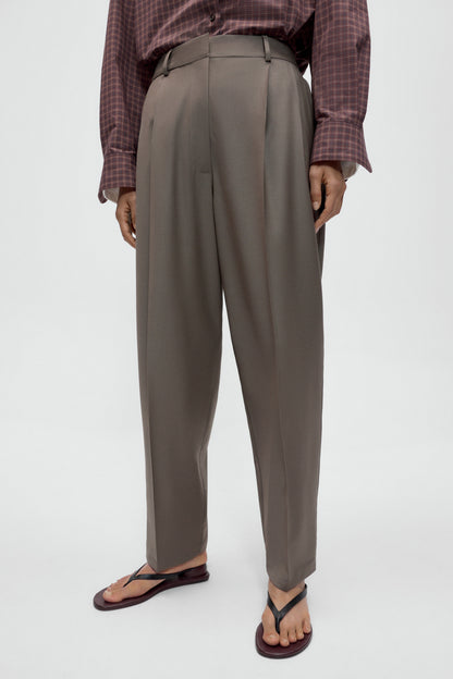 VIRGIN WOOL MASCULINE BARREL PANTS Taupe