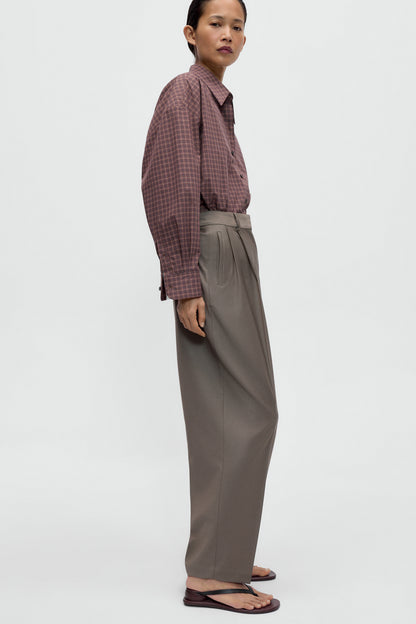 VIRGIN WOOL MASCULINE BARREL PANTS Taupe
