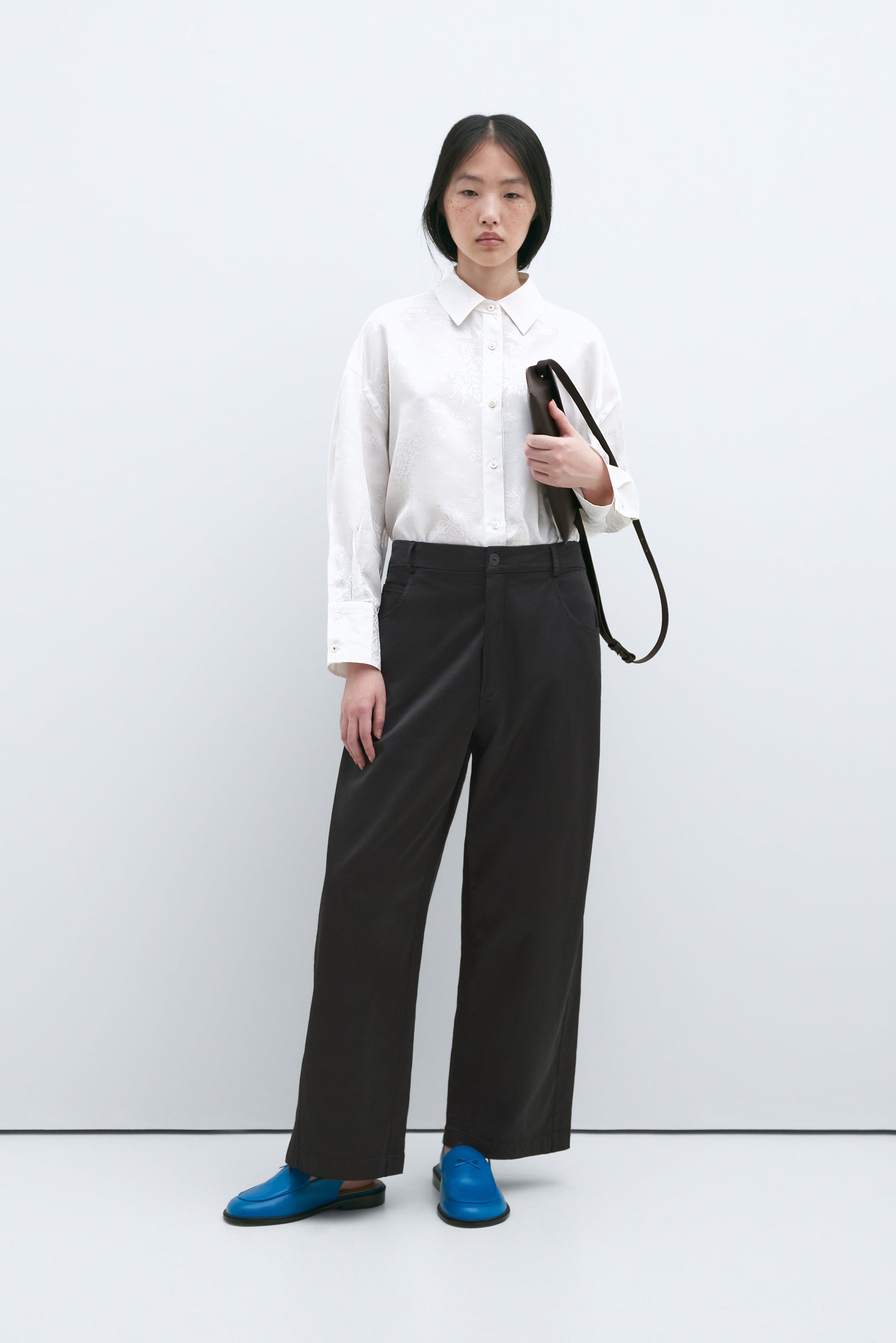 Cordera satin straight pants black front