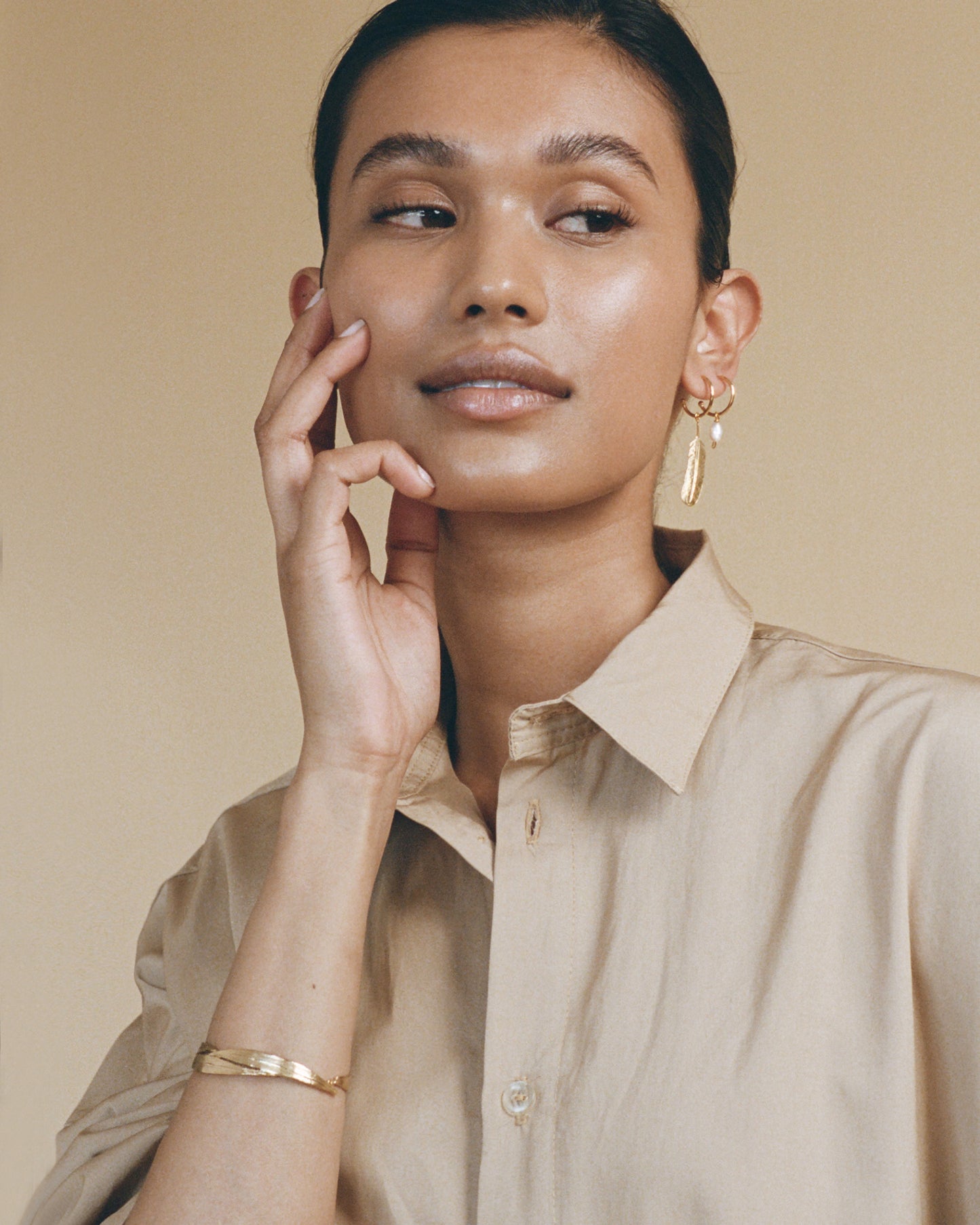 Asymmetric hoops with feather and pearl gold-plated silver