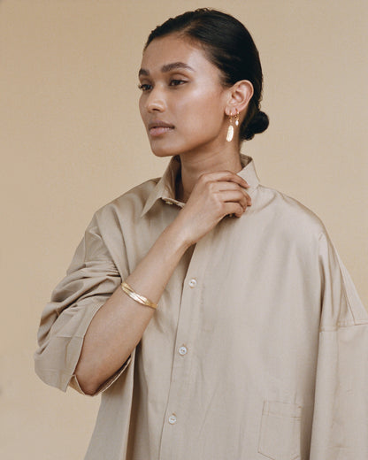 Asymmetric hoops with feather and pearl gold-plated silver