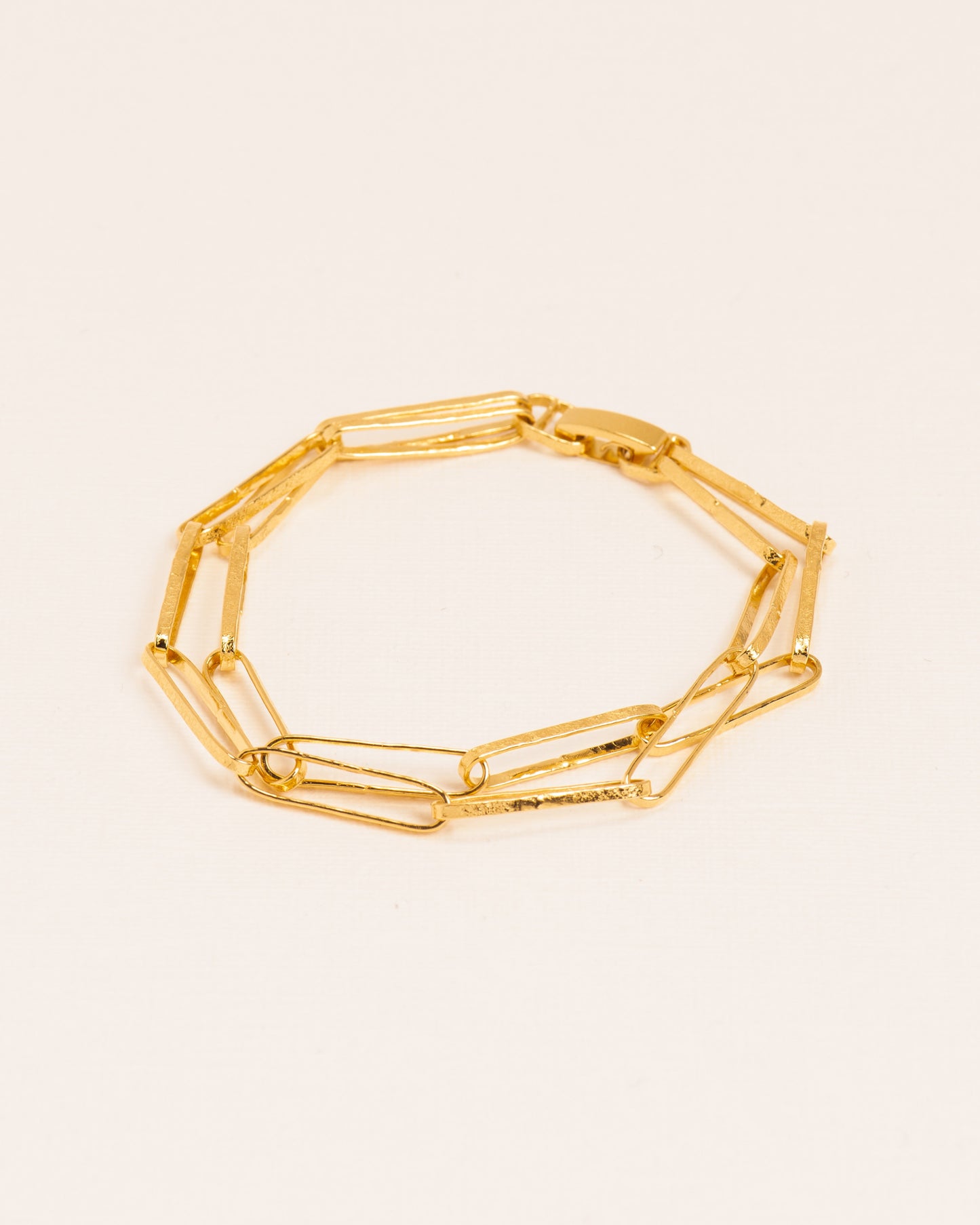 Hammered link chain bracelet in gold-plated silver