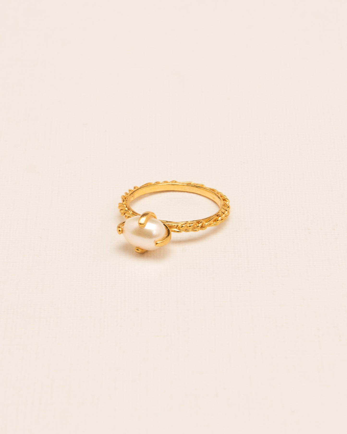 Ring with 'Chapters' texture and freshwater pearl in gold-plated silver