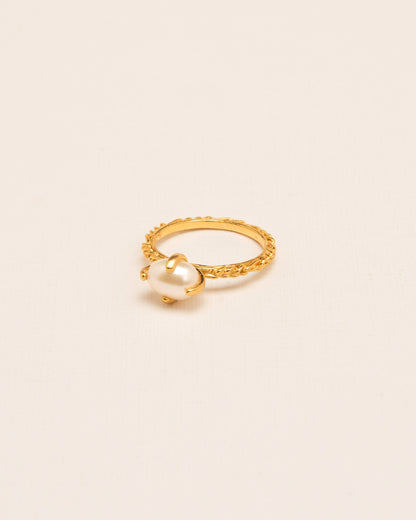 Ring with 'Chapters' texture and freshwater pearl in gold-plated silver