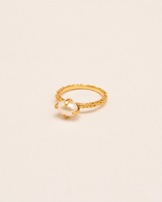 Ring with 'Chapters' texture and freshwater pearl in gold-plated silver