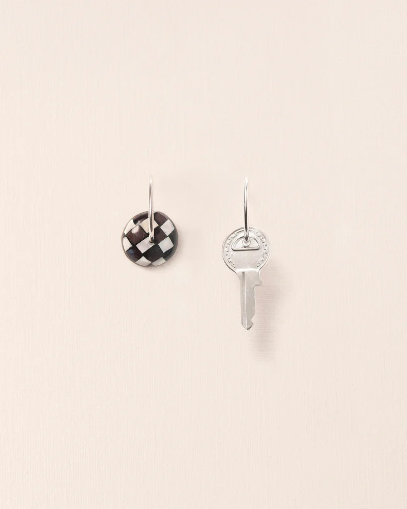 Wouters & Hendrix Asymmetric earrings with key and mosaic in silver